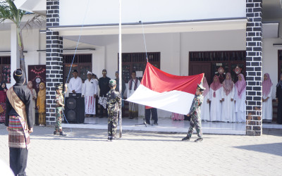 PERINGATI HARI PAHLAWAN, SD ZAHA GELAR UPACARA DAN ZIARAH