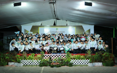 SD ZAHA GELAR TASYAKKURAN AKHIRUSSANAH DAN KARNAVAL SHOW KARYA SANTRI